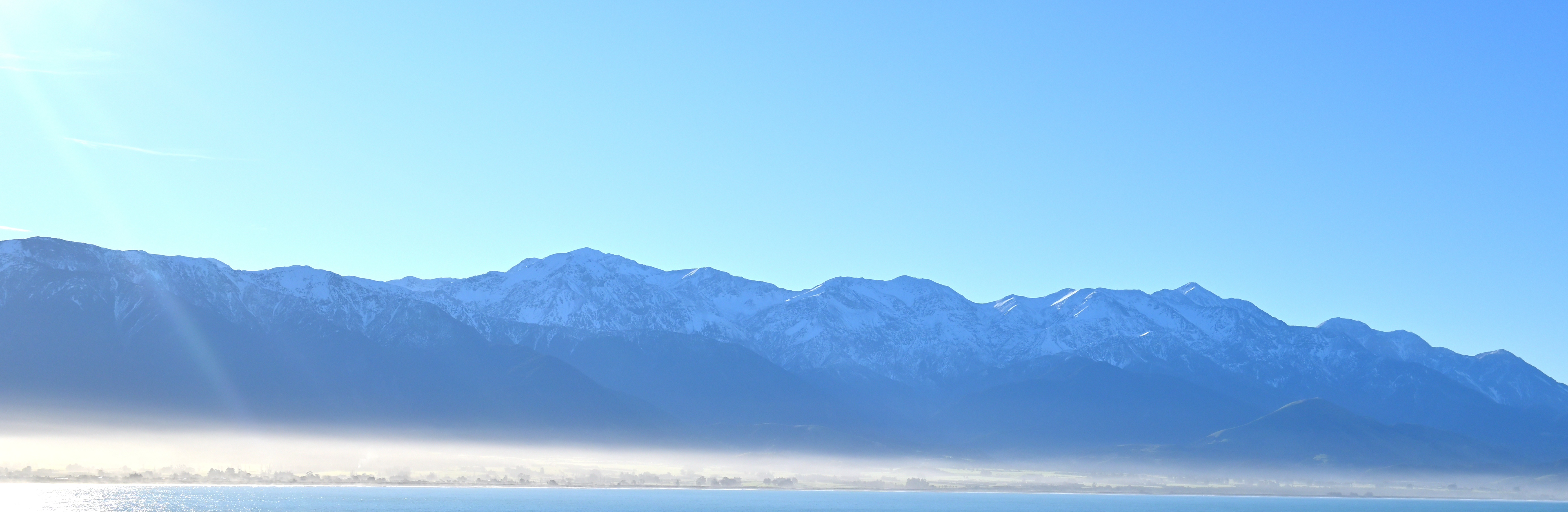 Kaikōuraの海岸と雪山